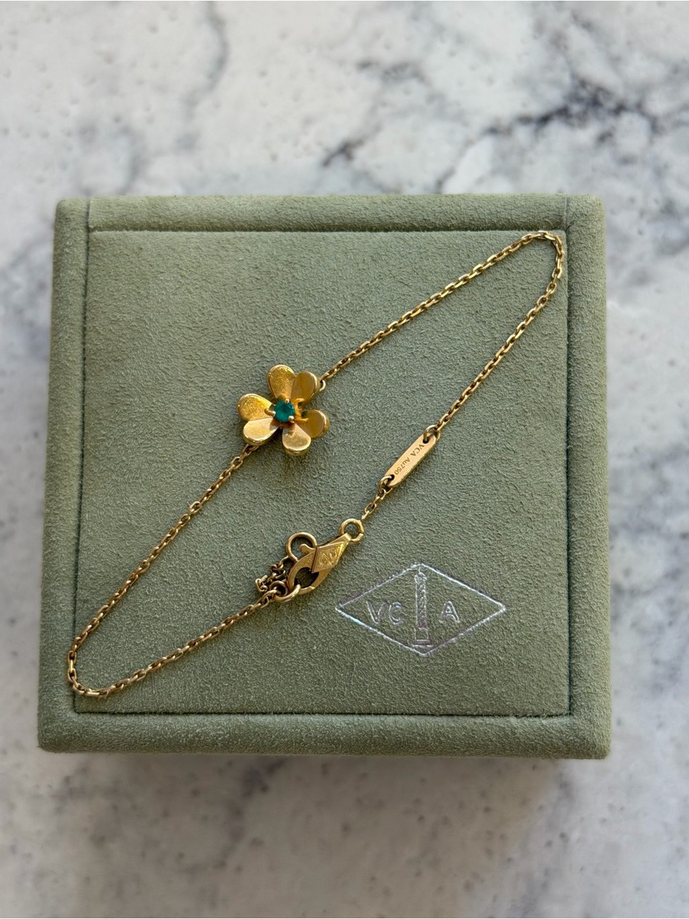 Van Cleef & Arpels Frivole bracelet mini in 18K yellow gold & emerald - Picture 5 of 8